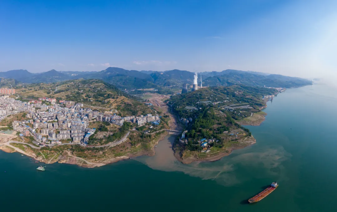 通江達海！徐工挖機助力萬州現(xiàn)代物流樞紐港建設