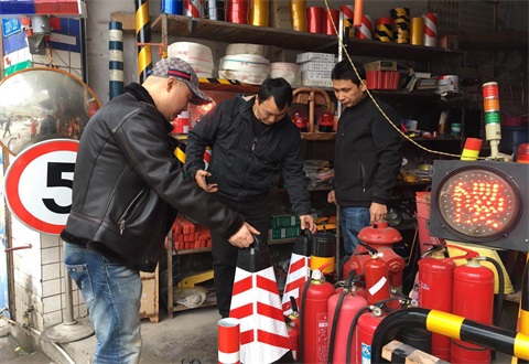 厲行節(jié)約 親臨市場