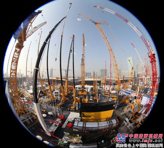 徐工集團上海寶馬展彰顯世界級風(fēng)采